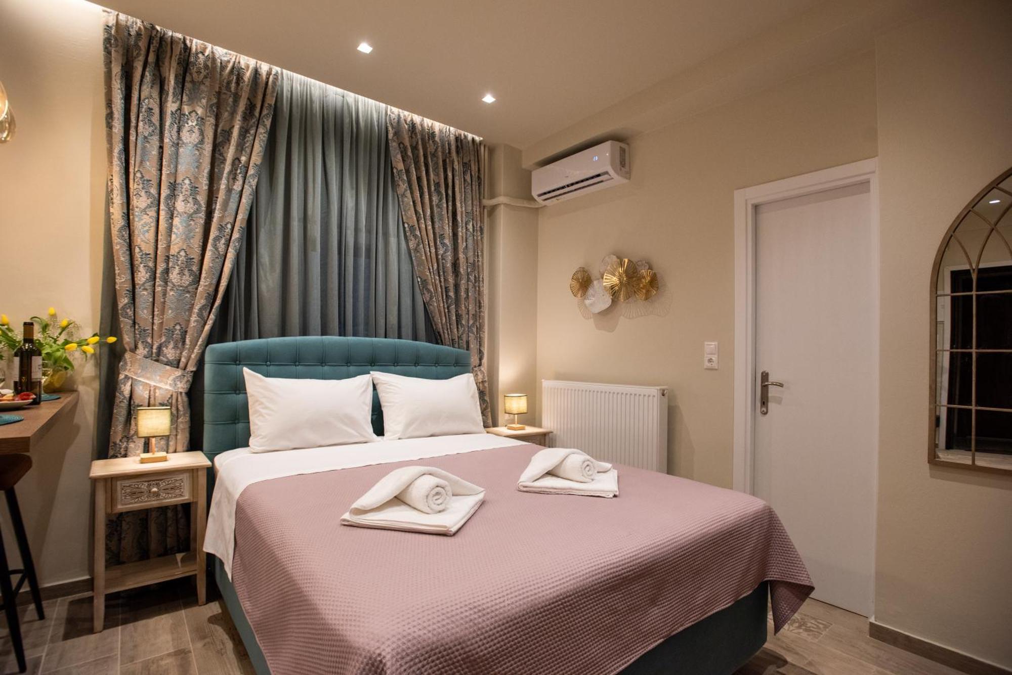 Blue Ark Romantic Under Acropolis * Athens