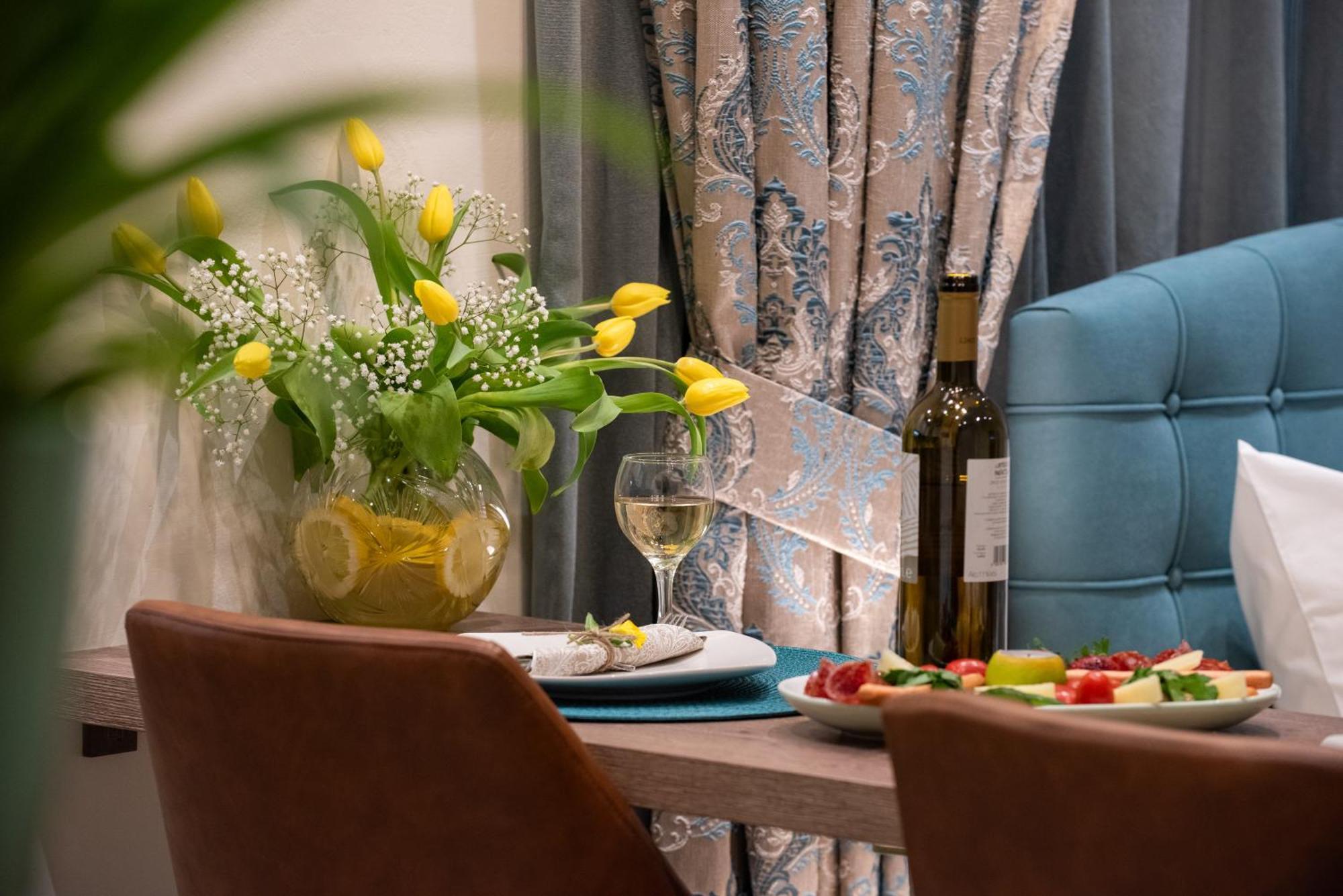 Blue Ark Romantic Under Acropolis
